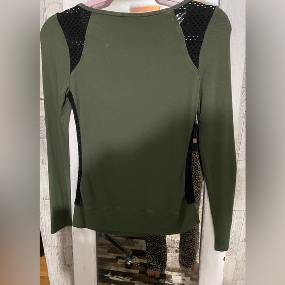 Bebe Vintage(?) beautifully cut top - Picture 8 of 8